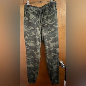 American Eagle camo jegging joggers size 6 worn once